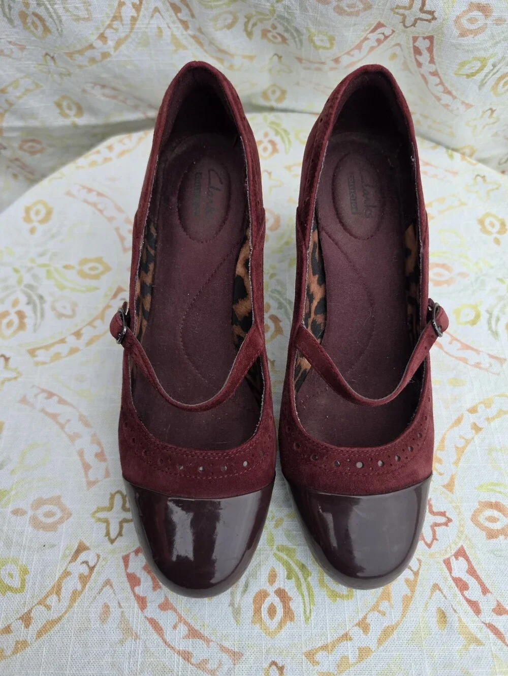 Clarks Artisan Women’s 8.5 Burgundy Suede Patent Cap Toe Mary Jane Heels